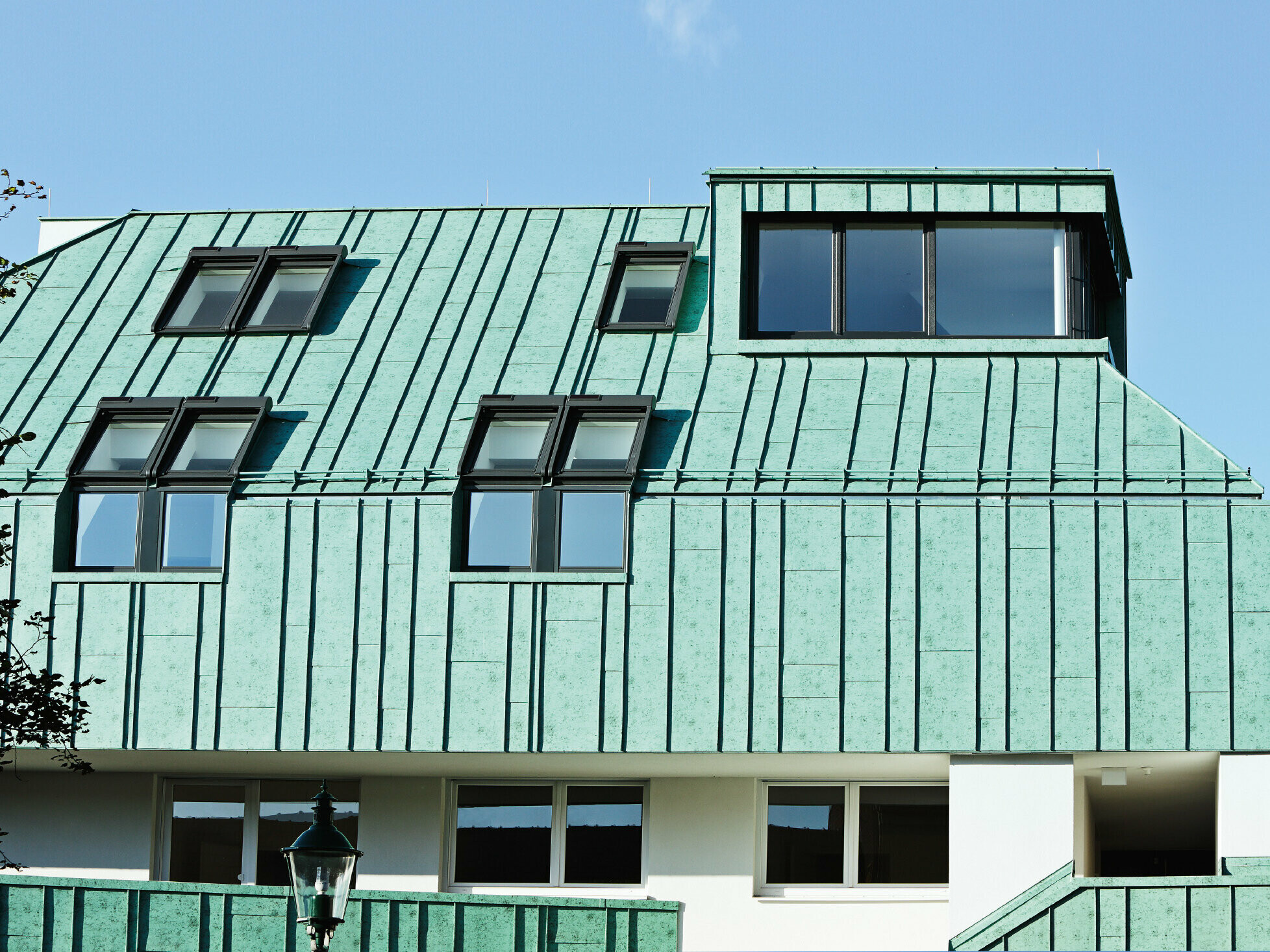 Conception de toit et de façade avec PREFALZ couleur vert-de-gris de PREFA, avec différentes largeurs de bac