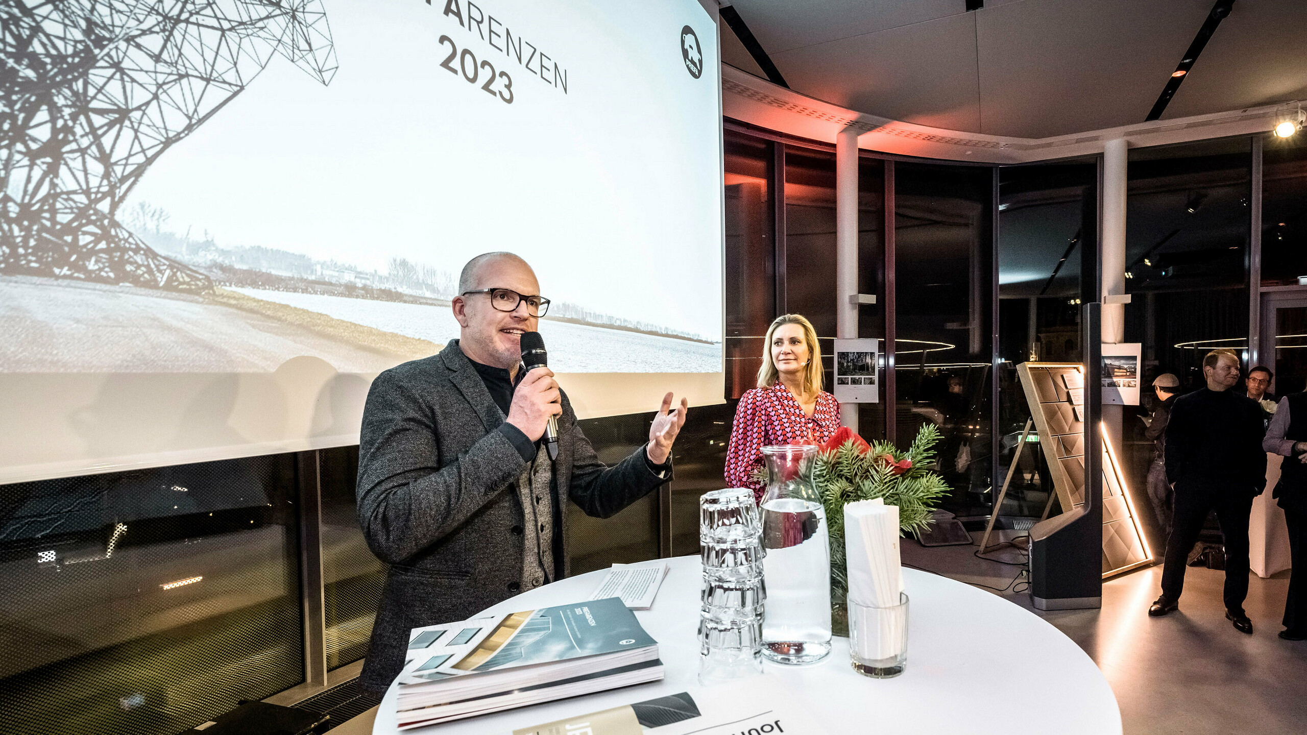 Jürgen Jungmair und Moderatorin Angelika Niedetzky während der Präsentation der PREFARENZEN 2023.