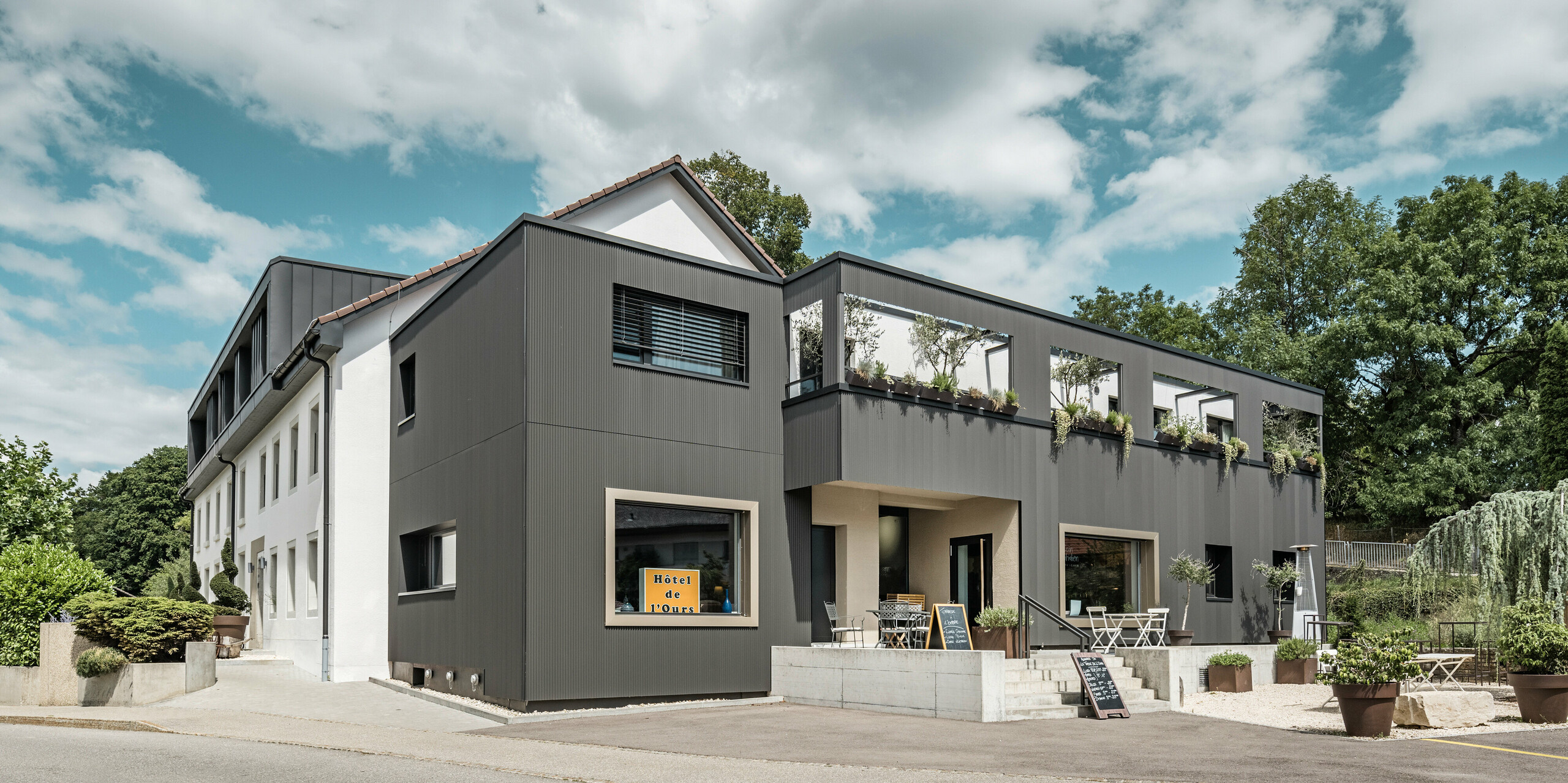 Profile triangle PREFA dans la couleur spéciale gris-noir à l'Hôtel de l'Ours à Prêles, Suisse