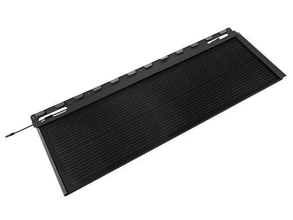 La photo montre la tuile solaire PREFA grand format en noir.