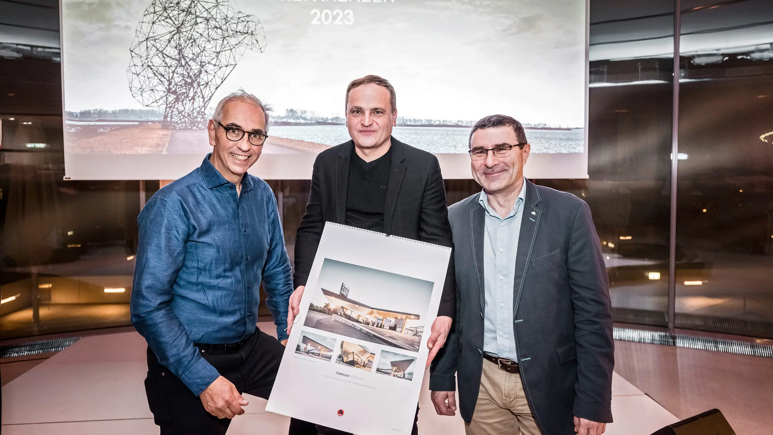 Wolfgang Croce, Daniel Zerzán mit dem Kalender in der Hand.