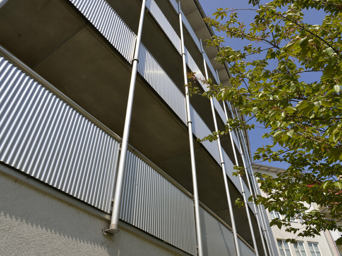 Balkonverkleidung mit der PREFA Profilwelle in der Farbe Naturblank