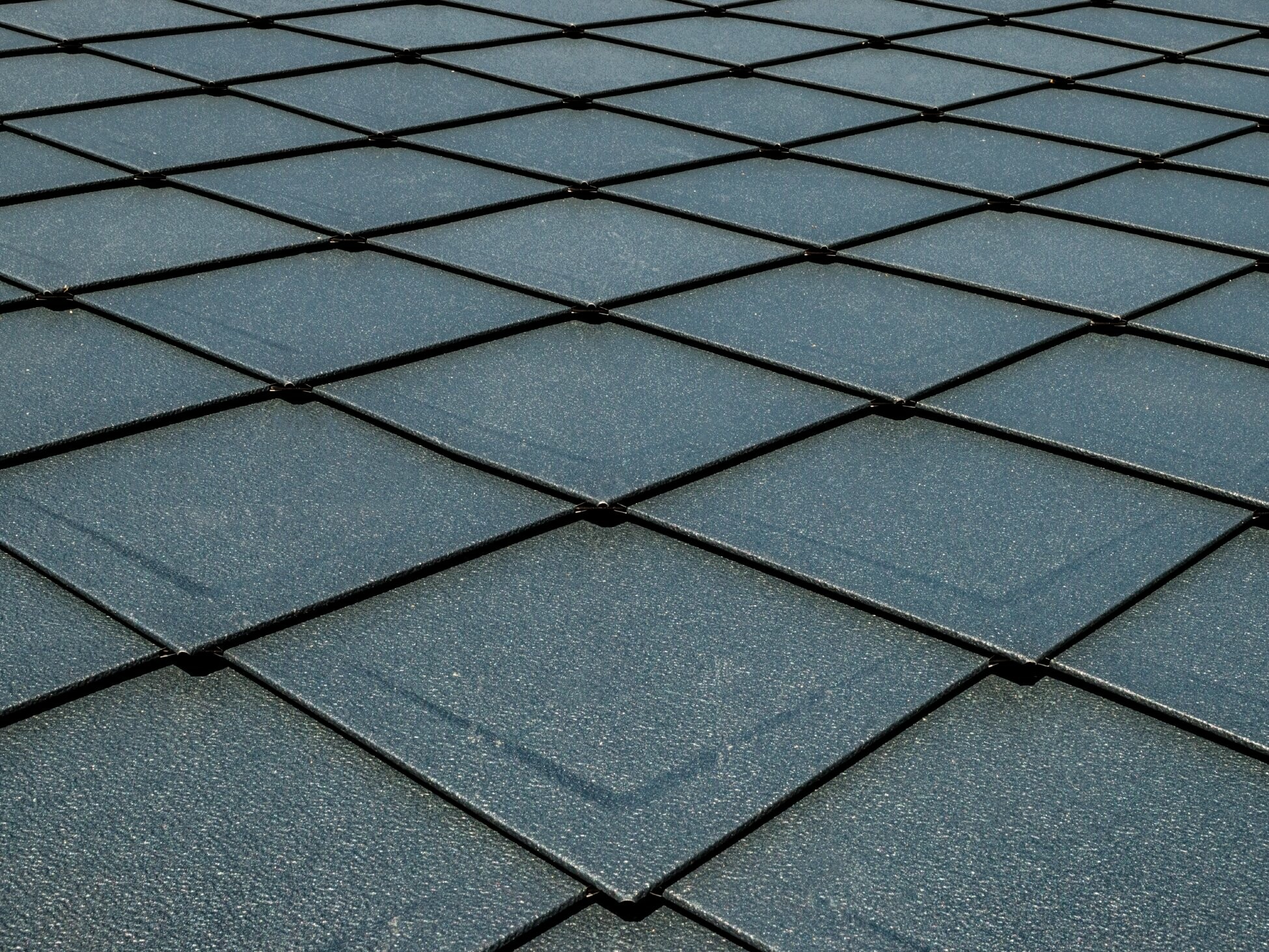PREFA daklosange 29 × 29 in P.10 antraciet met reliëf (dimple), dak met schubbenlook