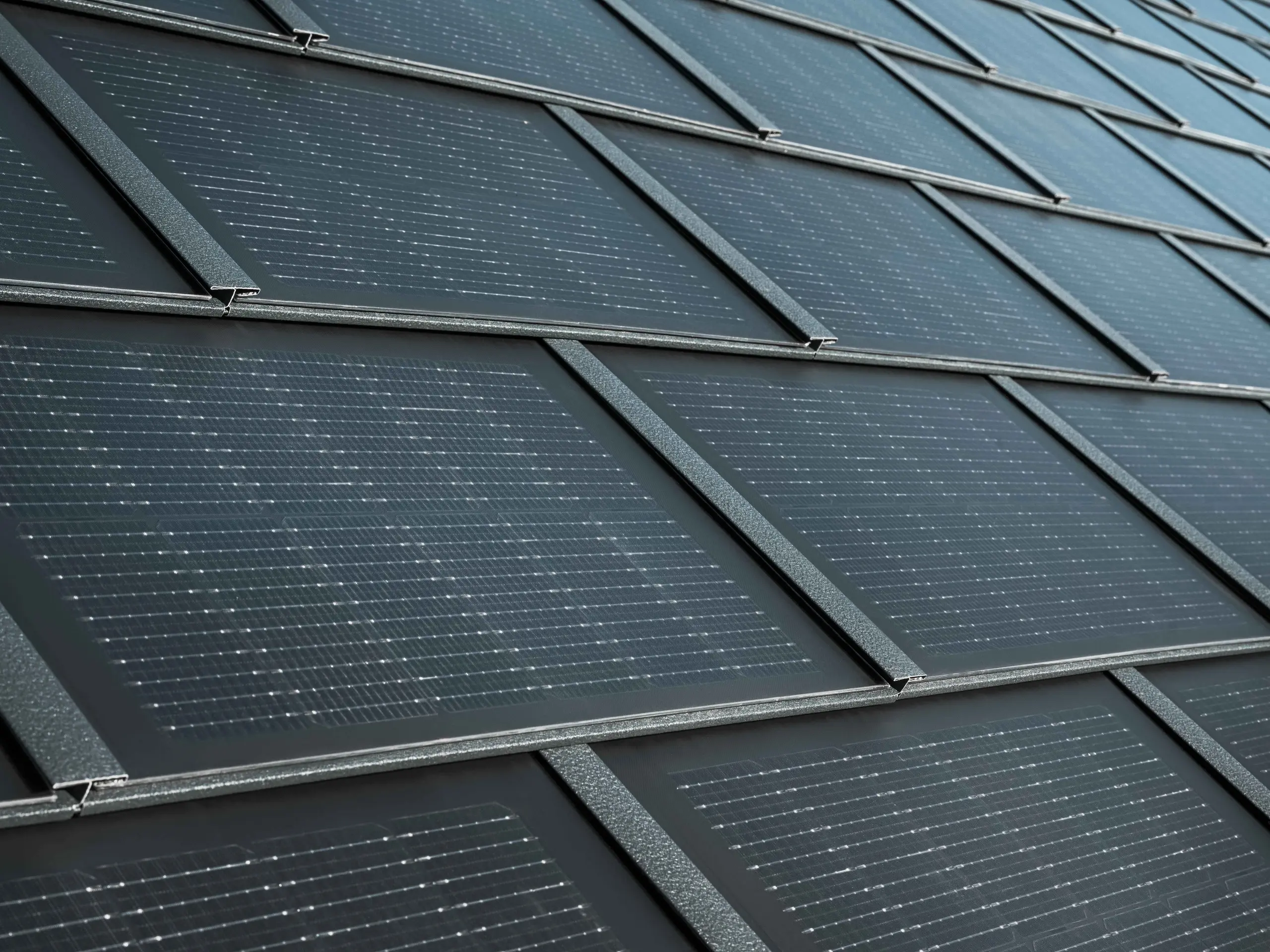 Close-up van de geplaatste PREFA solar-dakpannen 