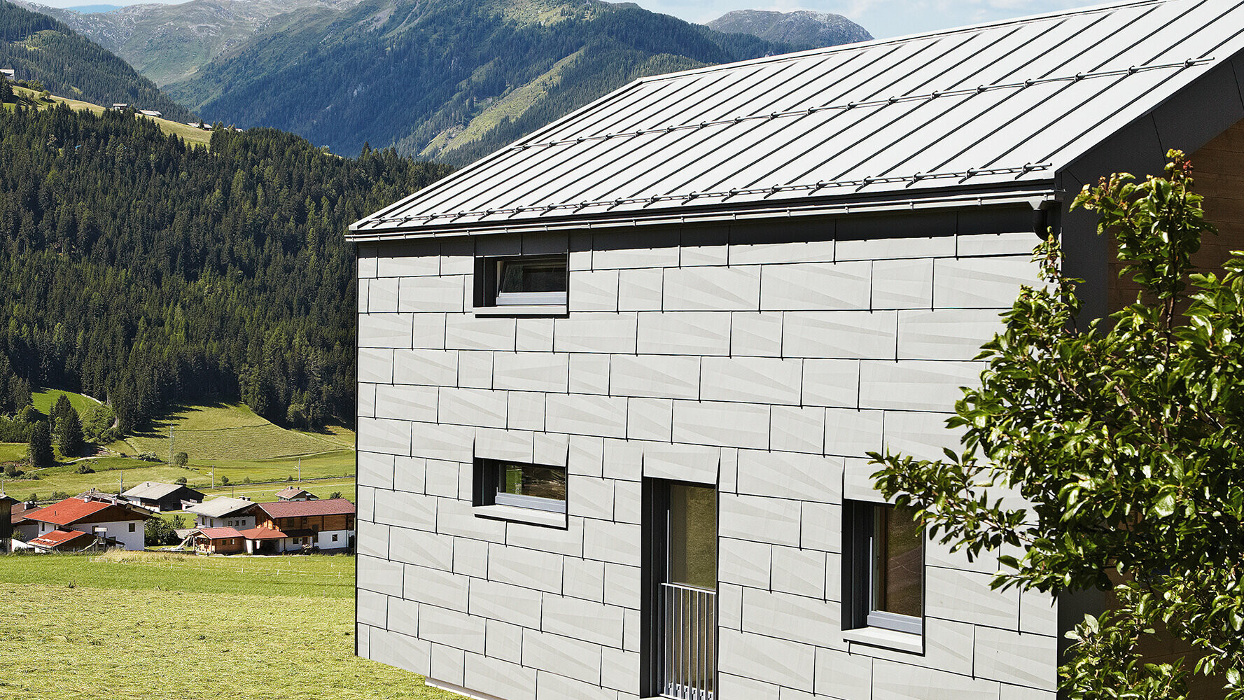Maison individuelle revêtue avec Prefalz et les panneaux de façade FX.12 PREFA couleur gris souris