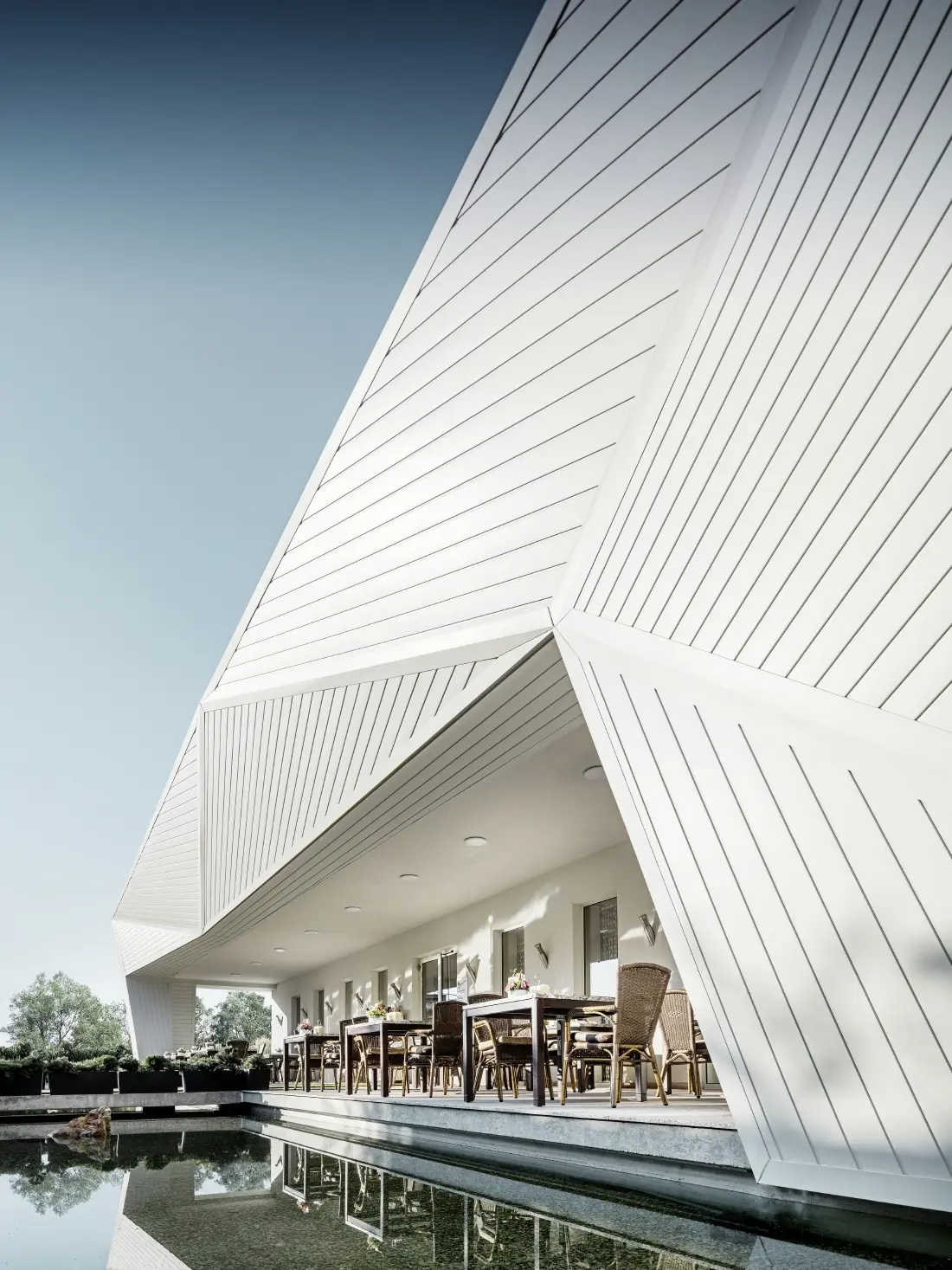 La façade 3D du restaurant Mimama de Budapest a été recouverte avec les Sidings PREFA en blanc PREFA.