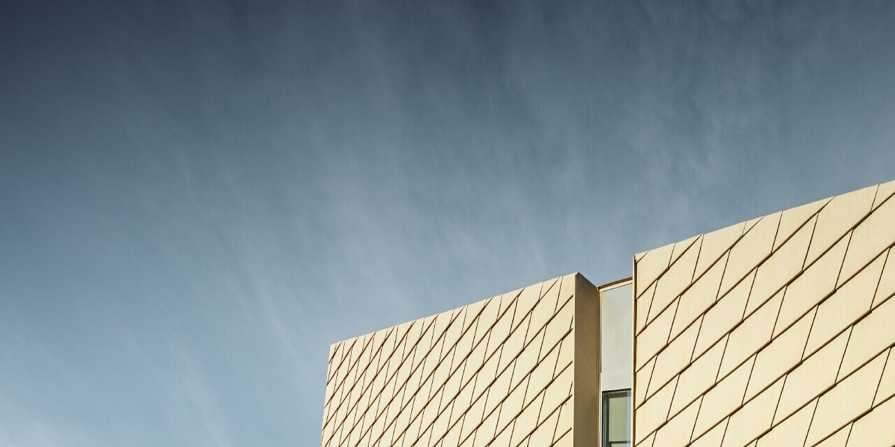 Extension hors du commun sans avancée de toit avec une façade en aluminium de PREFA couleur brun sable ;