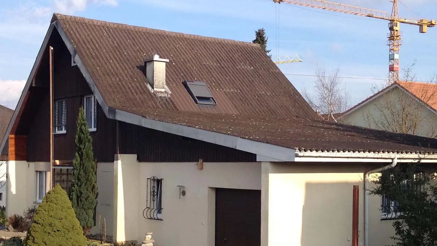 Haus vor der Dachsanierung mit PREFA Dachplatte, Satteldach und Garage
