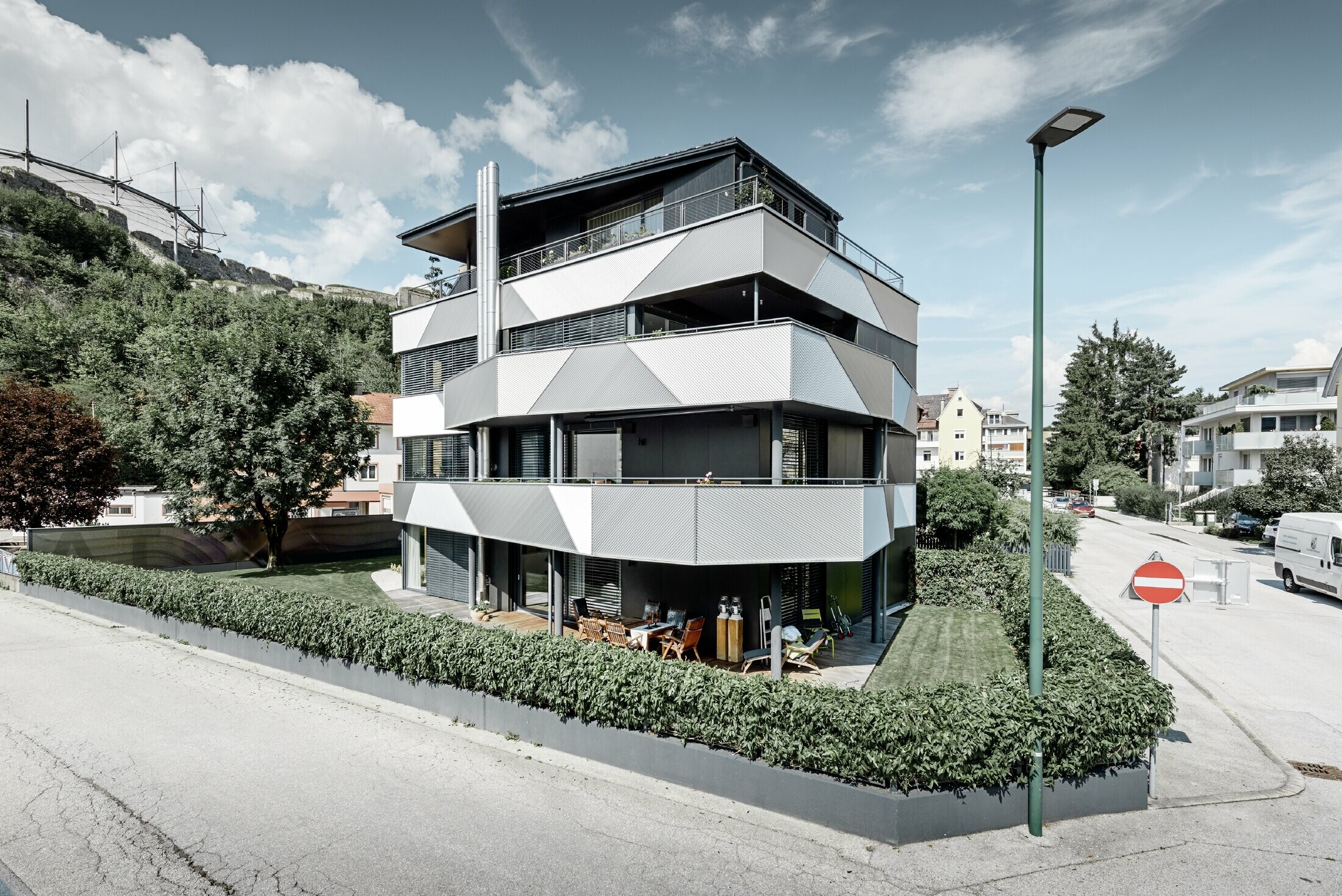 Conception de façade avec profil triangle PREFA monté en oblique sur un immeuble d’habitation à Kufstein.