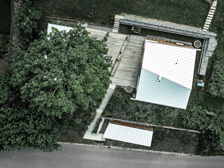 Prise de vue du ciel où l'on aperçoit l'ensemble des bâtiment d'Oberreute-Irsengund. Le tout a été recouvert par du joint debout PREFALZ, des losanges de toiture et de façade 44x44.