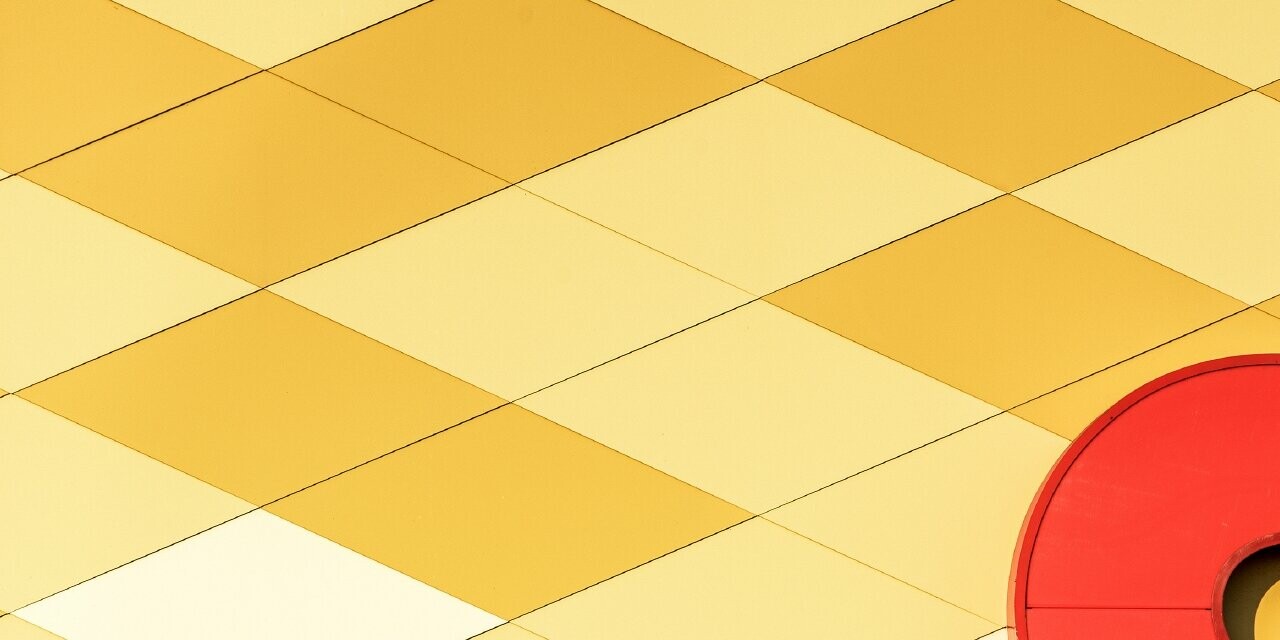 Magasin Spar — Façade en aluminium PREFA habillée de losanges jaune pâle à orange et arborant le logo Spar