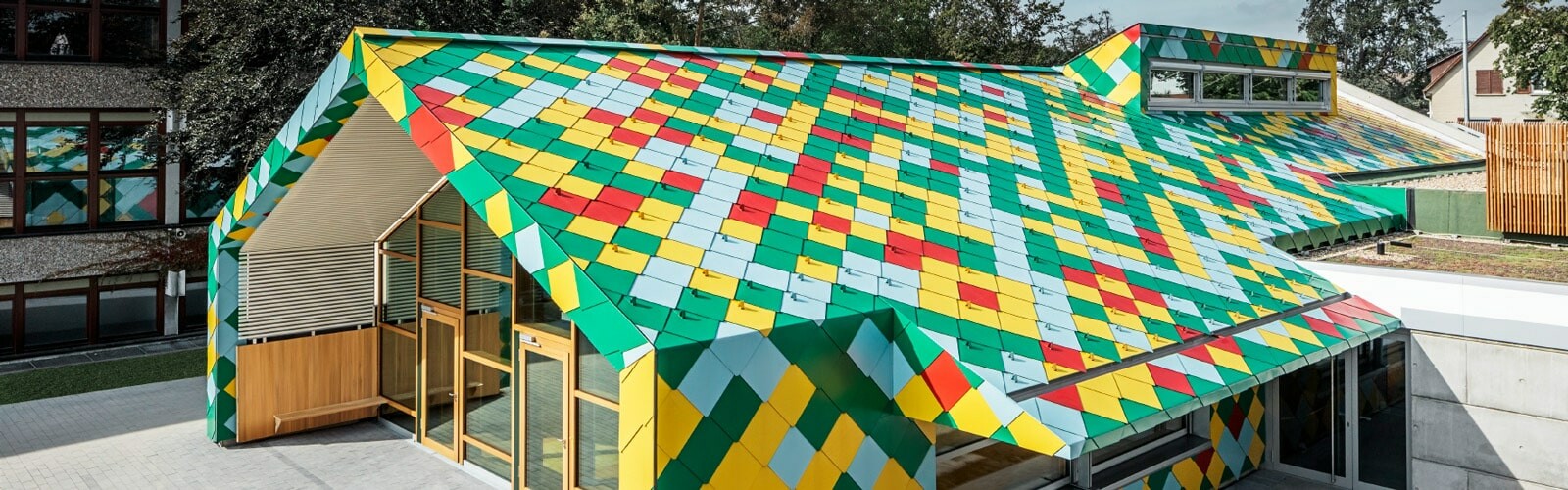 Über 4.000 PREFA Dach- und Wandrauten 44 × 44 in Sonderfarben wurden für die Eindeckung der Mensa Stuttgart benötigt