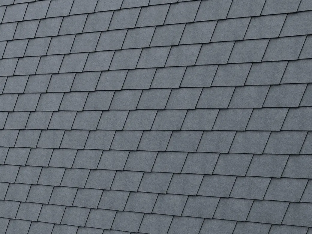 Gros plan sur le bardeau de façade PREFA en P.10 gris pierre