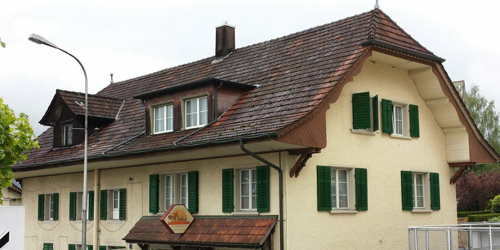 Toit à deux pans en croupe avant la rénovation de toiture à l’aide de tuiles PREFA couleur P.10 anthracite