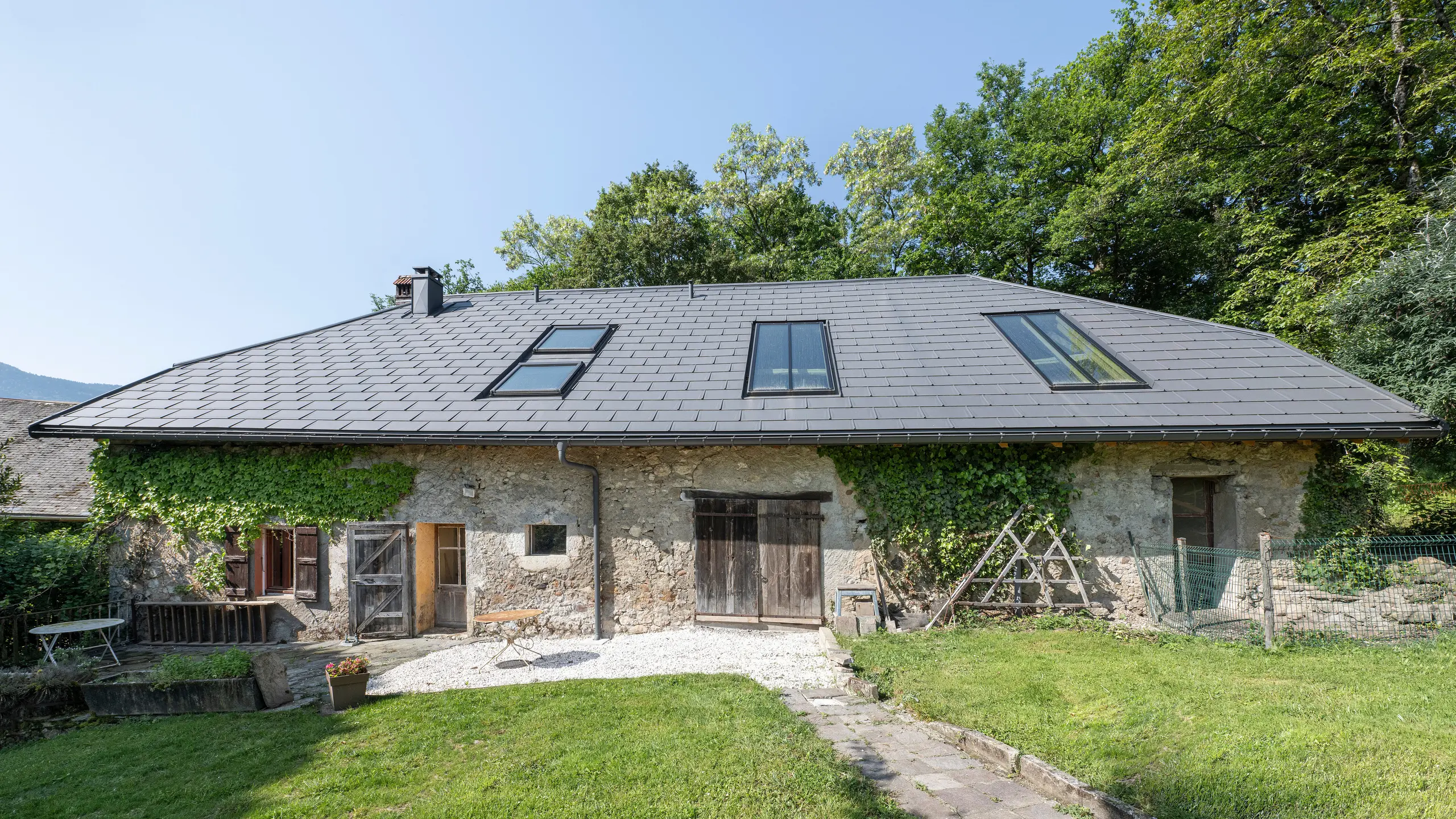 R.16 PREFA en P.10 gris sombre sur le toit d'une ancienne ferme en Haute-Savoie (France)
