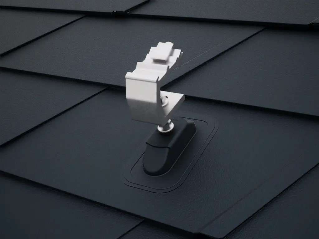 Detailweergave van de PREVARIO zonnepaneelhouder Sunny, gemonteerd op een donker PREFA-dak met DS.19-dakschindels.