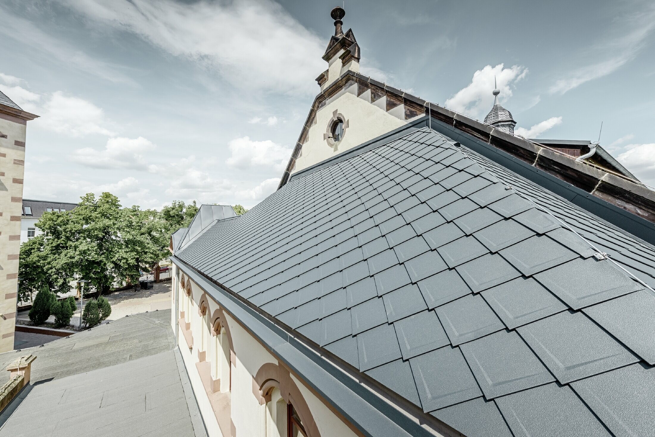 Salle de sport fraîchement rénovée de l’école de Lutherstadt Wittenberg — Toiture en aluminium PREFA réalisée avec des losanges de toiture et bandes Prefalz de couleur anthracite