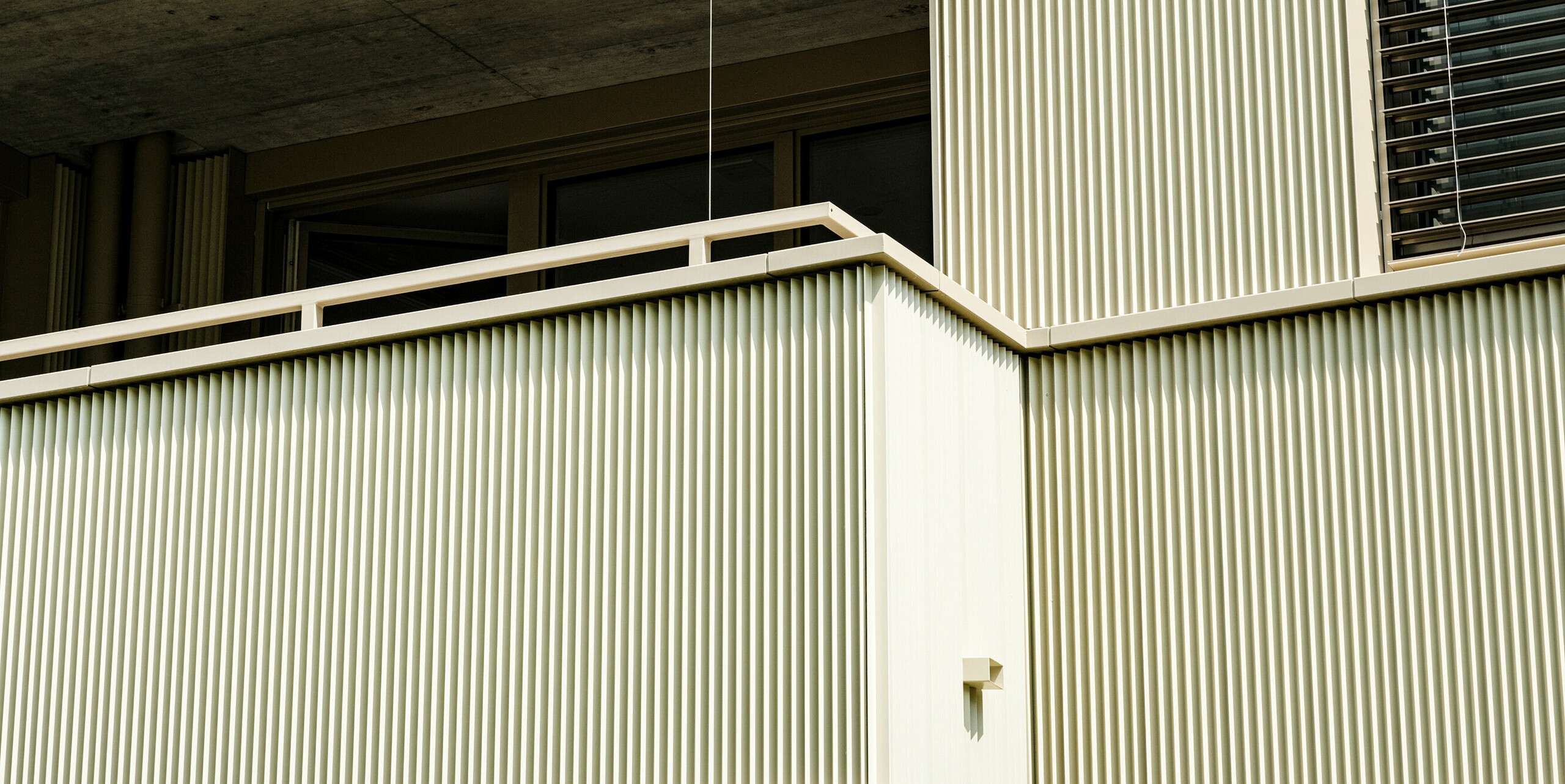 Das moderne Wohngebäude "Stetterhaus" in Altstetten, Zürich, ist von einer einzigartigen Fassade umgeben - dem PREFA Zackenprofil in der speziellen Farbe Perl Metallic.