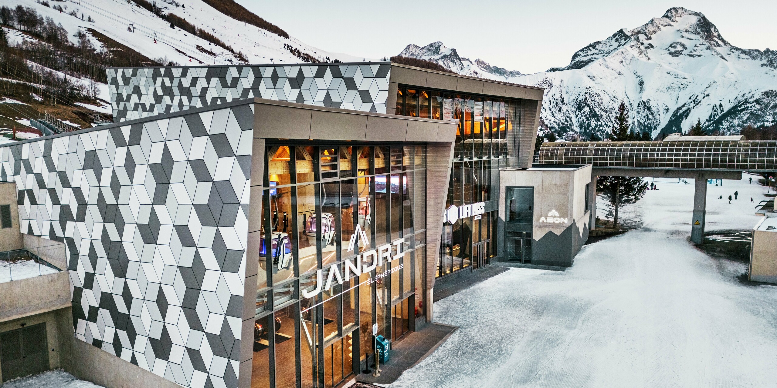 La station de la vallée de Jandri impressionne par sa façade remarquable, composée de panneaux composites en aluminium PREFABOND disposés selon un fascinant motif en losanges. Les panneaux blancs et gris s'intègrent harmonieusement au paysage alpin et confèrent à la station un style moderne. La façade robuste et résistante aux intempéries protège également efficacement la station des conditions climatiques extrêmes de haute montagne.