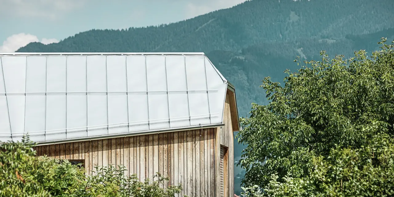 Nahaufnahme des Einfamilienhauses in Pruggern im schönen Ennstal in Österreich. Das Dach wurde mit PREFALZ Naturblank gedeckt.