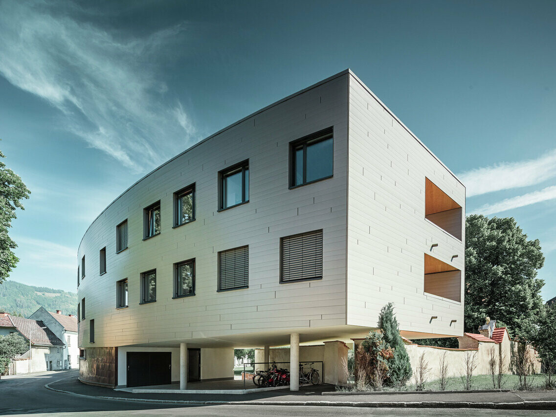 Vue latérale de la résidence universitaire rénovée à Leoben. La façade a été recouverte de Sidings PREFA.