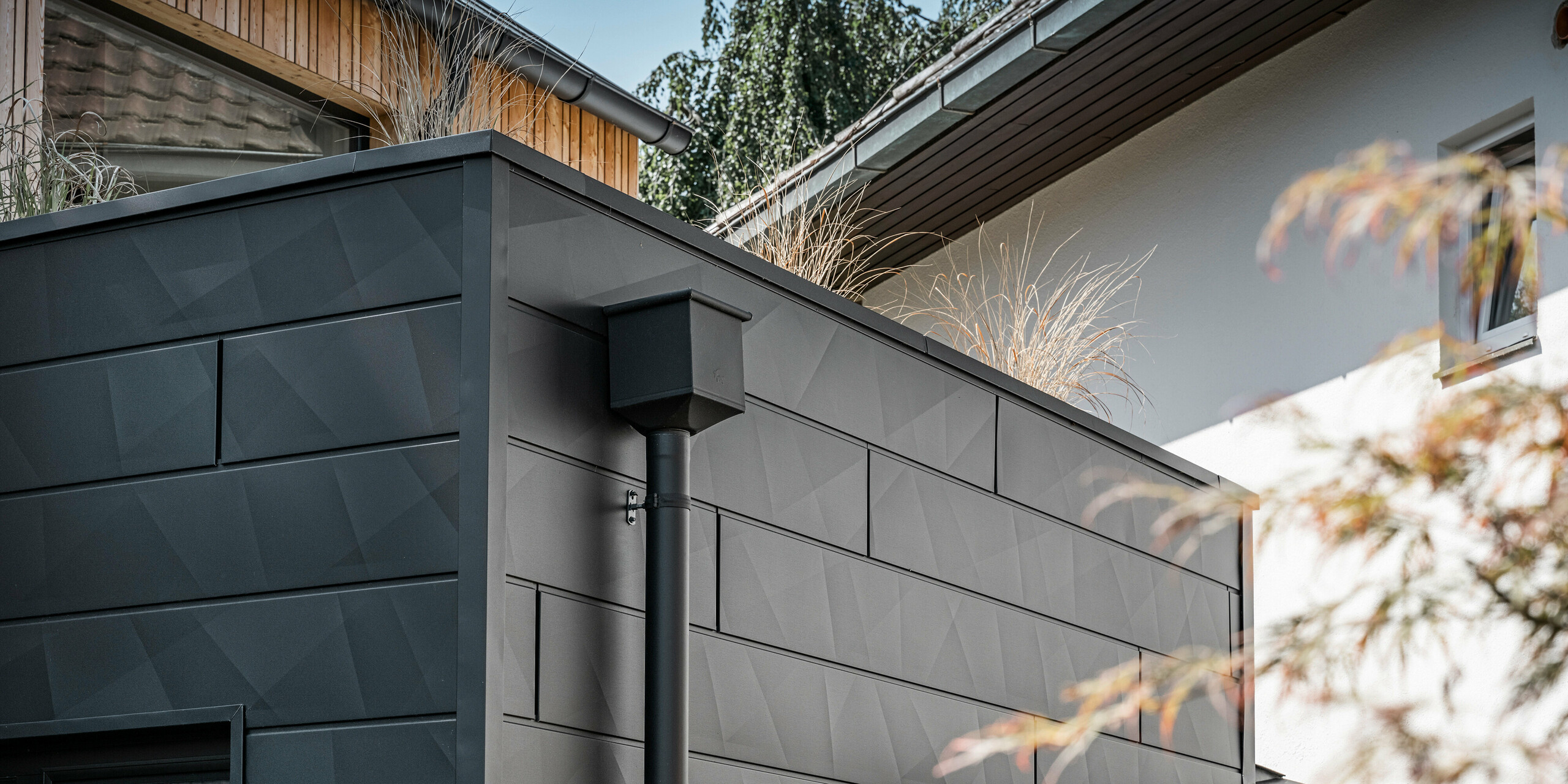Nebengebäude des Chalet 5 mit PREFA Aluminiumfassade aus Siding.X in P.10 Anthrazit
