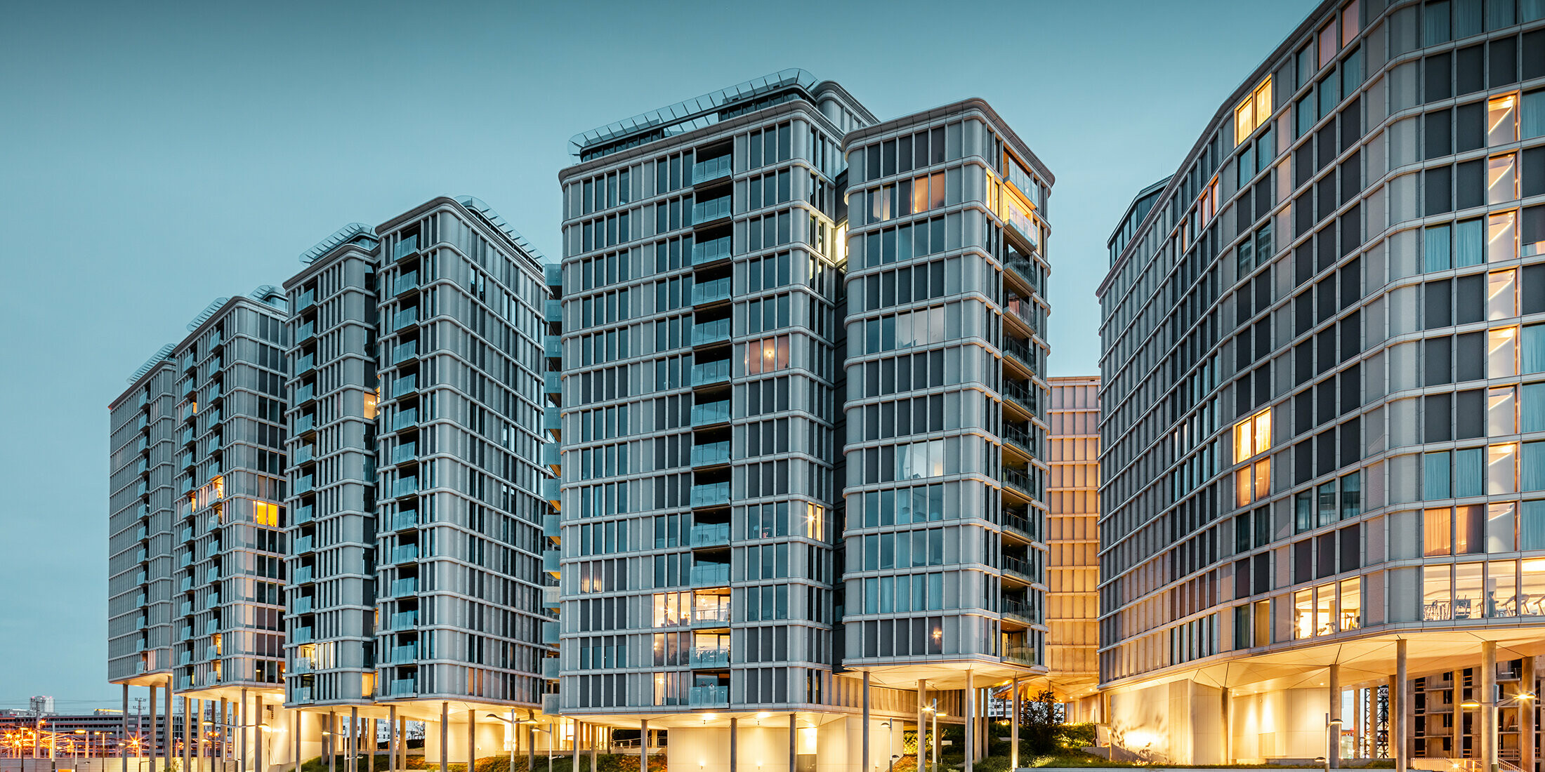 Belvedere in Wenen met elementen van de PREFA golfplaat in zilvermetallic, 's nachts gefotografeerd