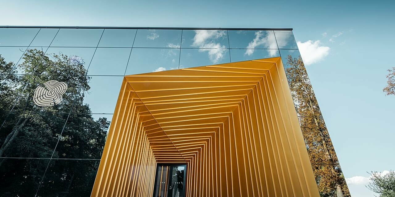 Neu gebautes Weingut Rúbaň mit großen Glasflächen und einer Aluminiumfassade in mayagold