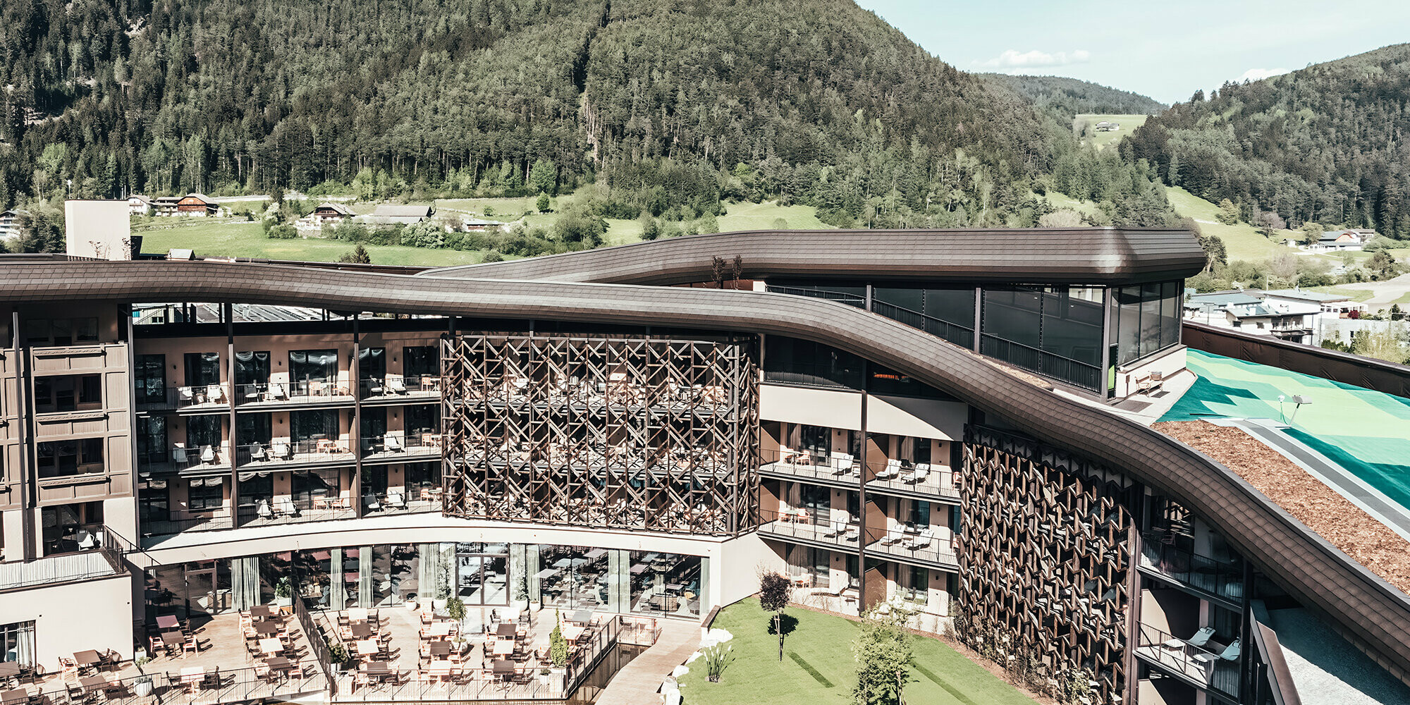 Vue de l'hôtel Falkensteiner avec ses vallons en arrière-plan.