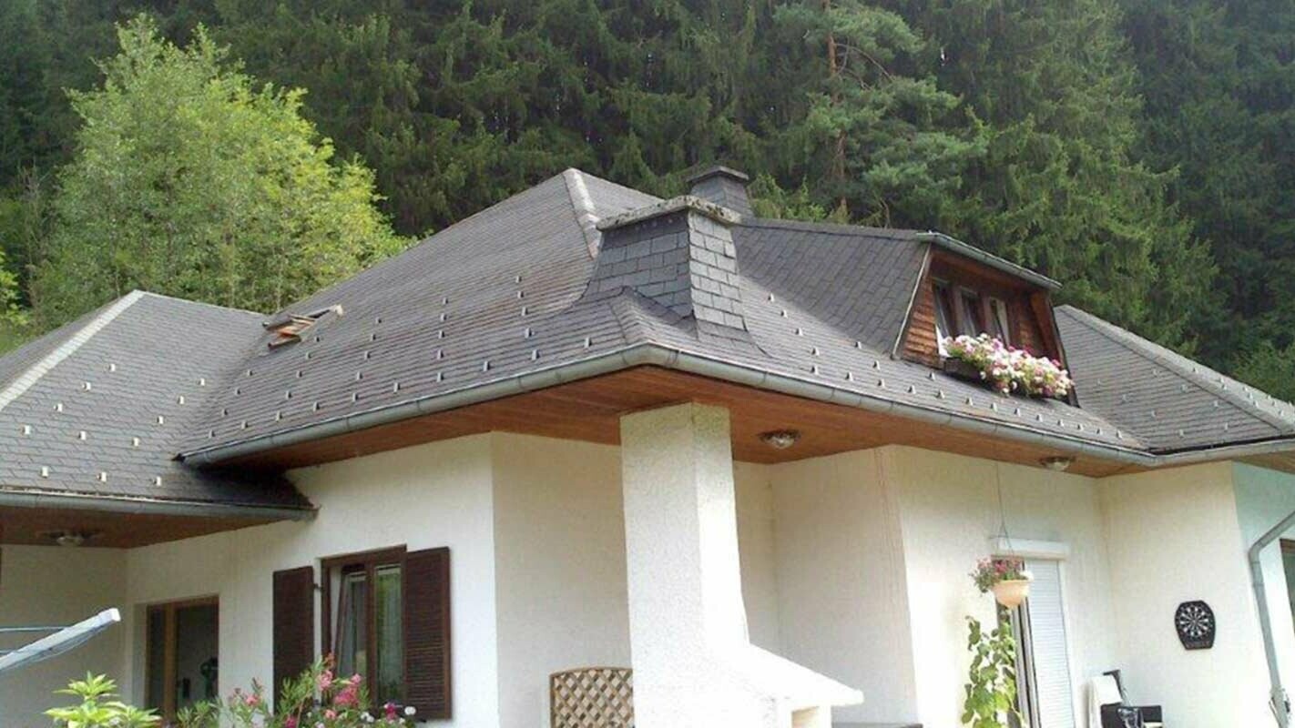 Eengezinswoning met schilddak voor de dakrenovatie met de PREFA dakplaat inclusief trapeziumkoekkoek