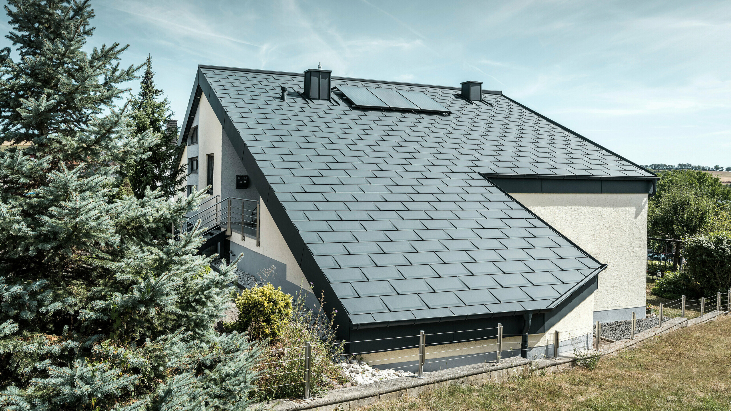 Einfamilienhaus in Newel-Besslich mit PREFA Dachplatte R.16 und PREFA Dachentwässerungssystem in anthrazit