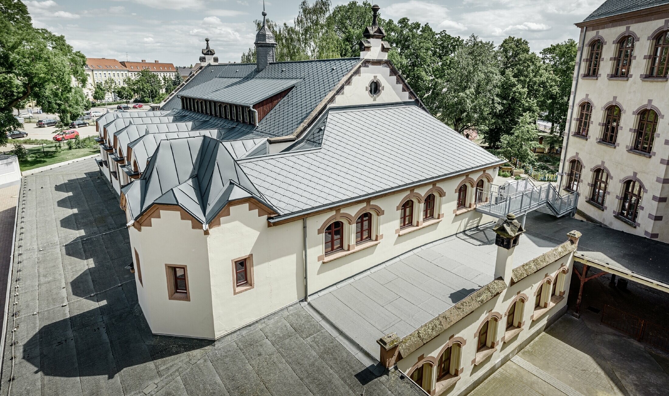 frisch sanierte Turnhallte der Schule Lutherstadt Wittenberg mit einem PREFA Aluminiumdach, verlegt wurden die Dachraute und Prefalz in anthrazit