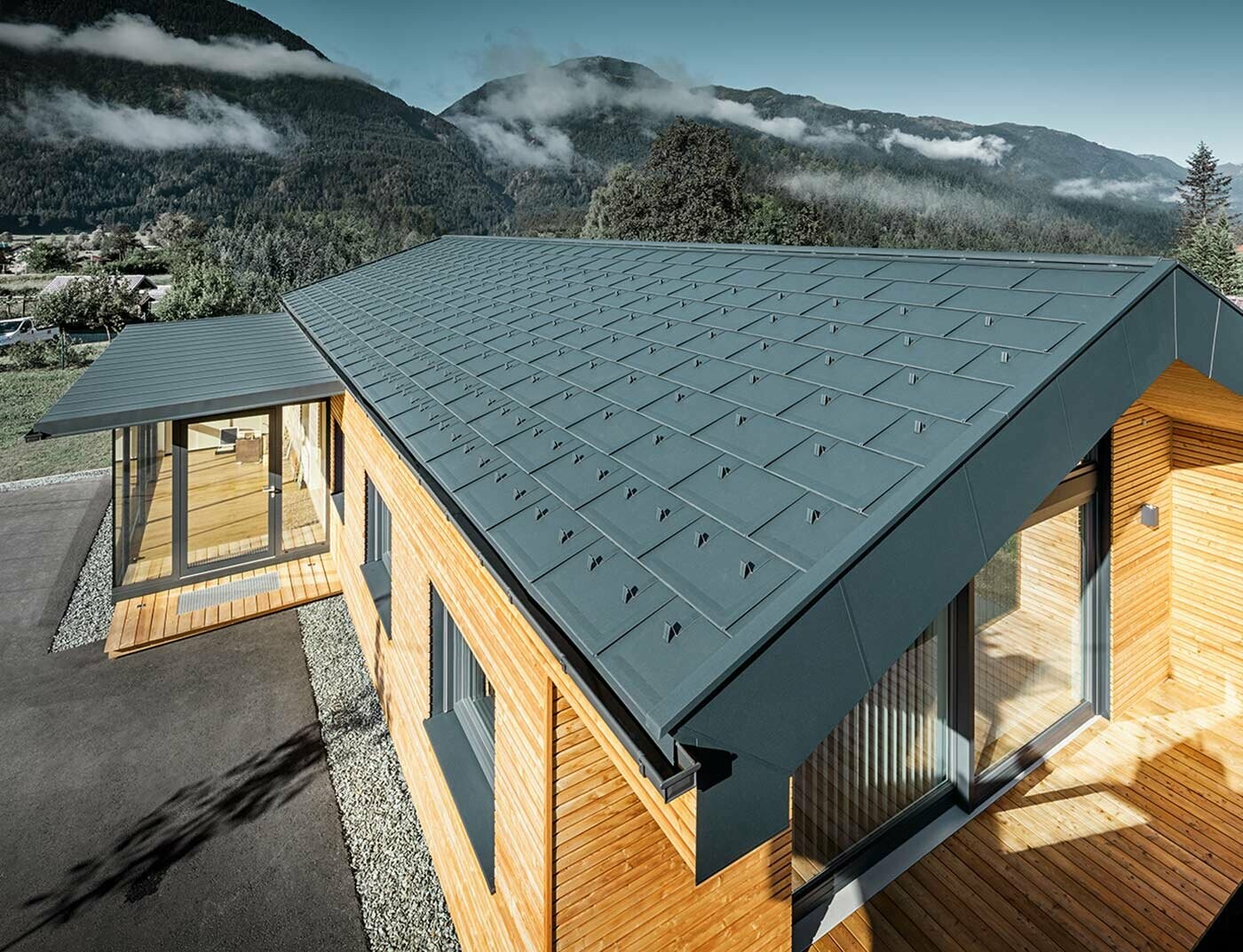 Le nouveau bâtiment de la société Faltheiner est recouvert du panneau de toiture en aluminium PREFA R. 16 en anthracite. Les feuilles sont également en anthracite. Pour la façade, une façade en mélèze a été choisie.