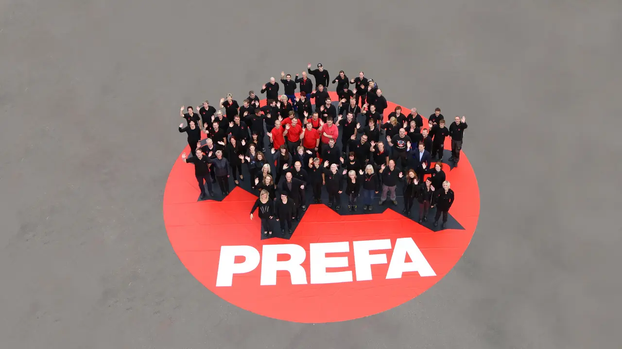 Beeld van zwaaiende PREFA contactpersonen
