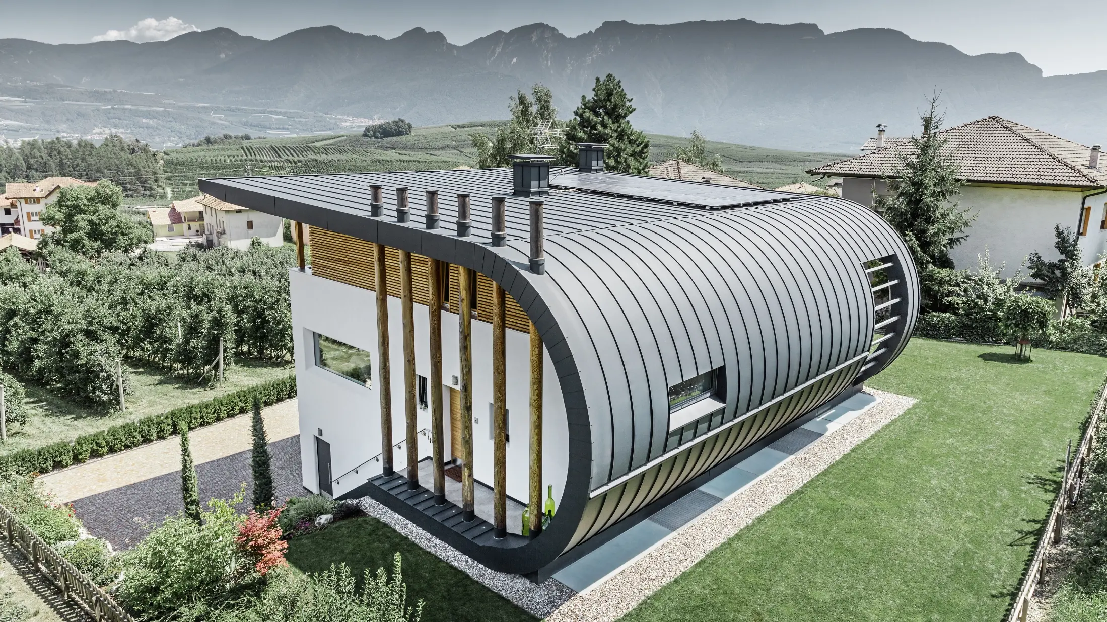 Luftaufnahme der Casa Giovannini in Italien mit der gerundeten Fassade mit Prefalz in P.10 Anthrazit.