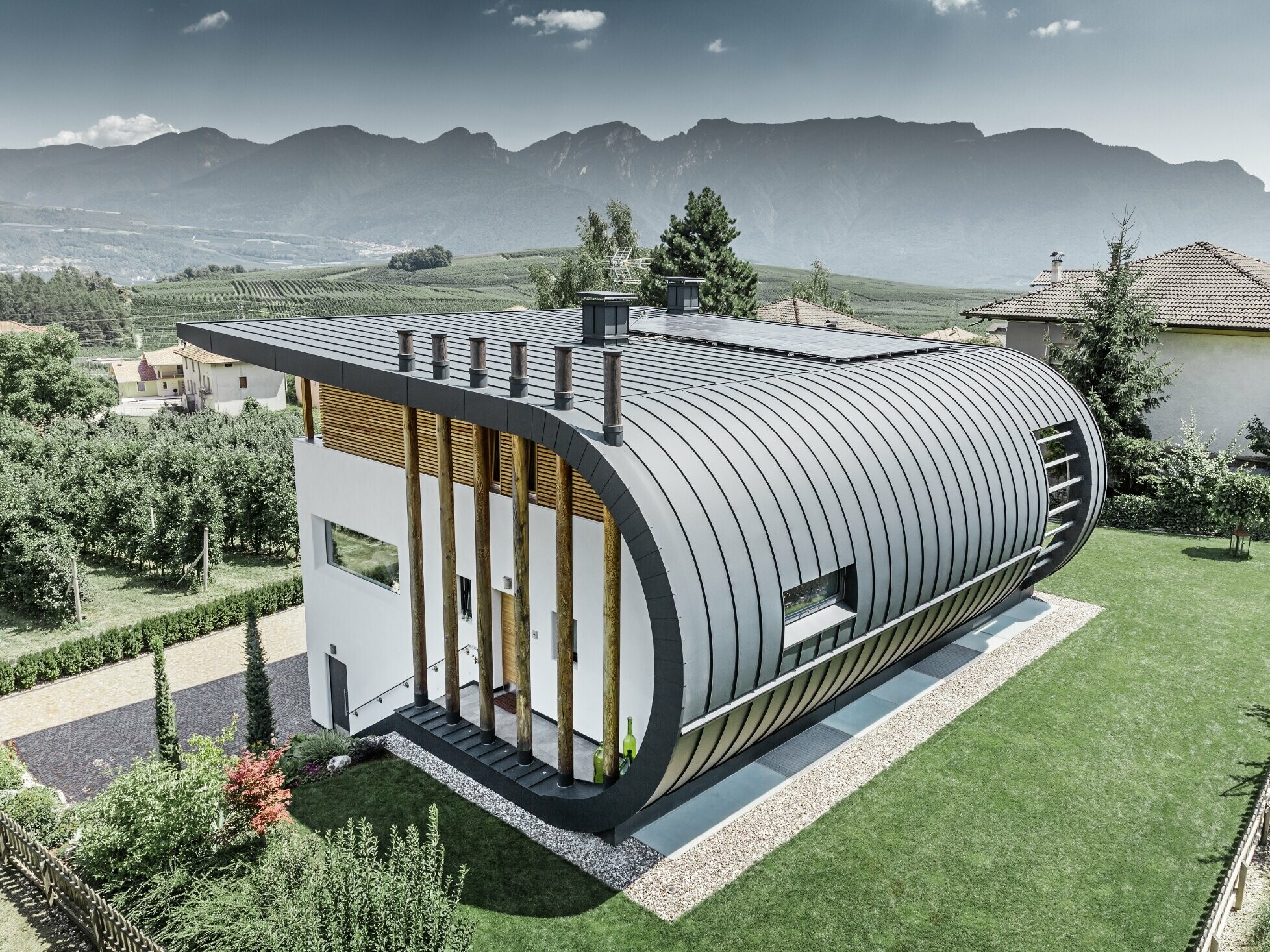 Vue aérienne de la Casa Giovannini en Italie, avec façade arrondie en Prefalz couleur P.10 anthracite.