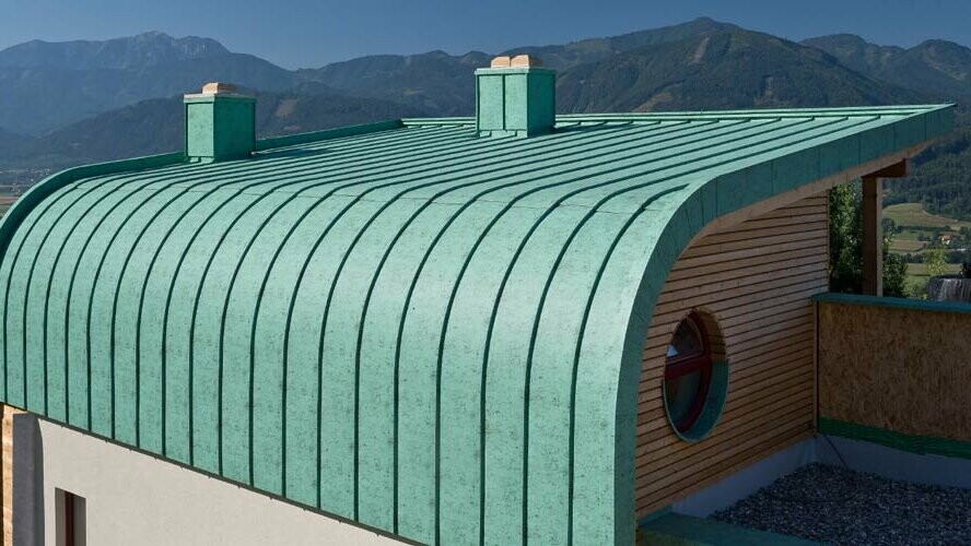 Gebogen dak met PREFALZ in de kleur patinagroen