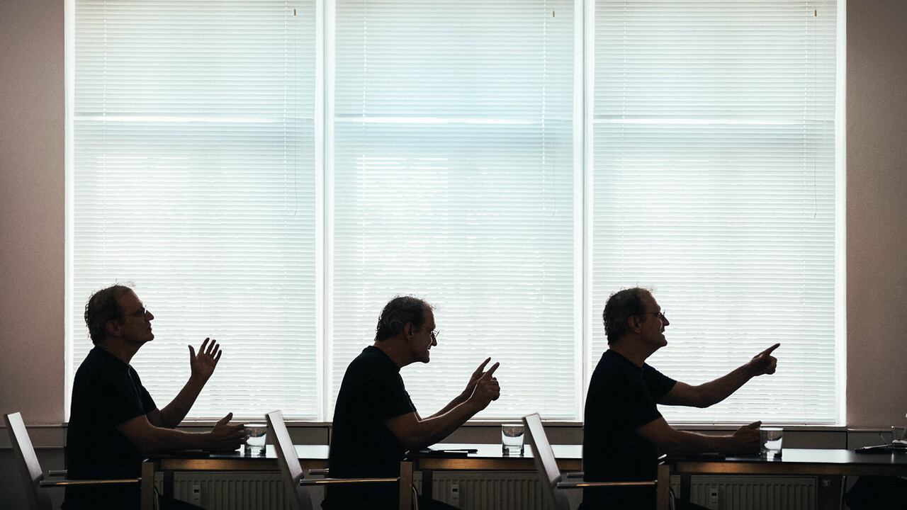 Drei Profilansichten des Architekten Anton Mariacher mit Blick nach rechts und unterschiedlichen Gesten.