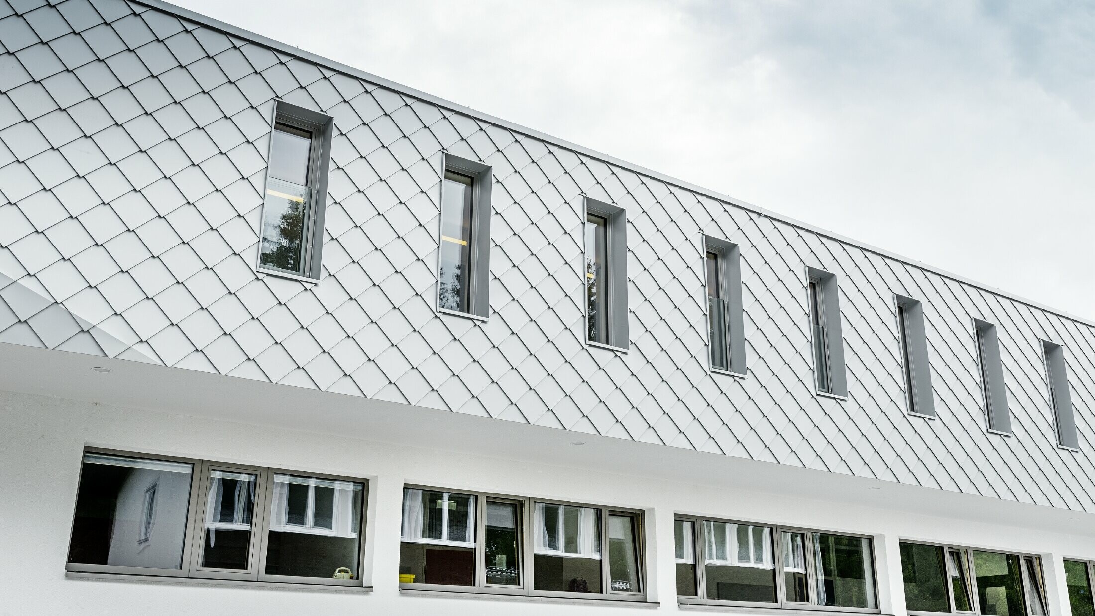 Pas gebouwde kleuterschool in Kaprun met een moderne aluminium gevel met PREFA gevellosanges in prefawit