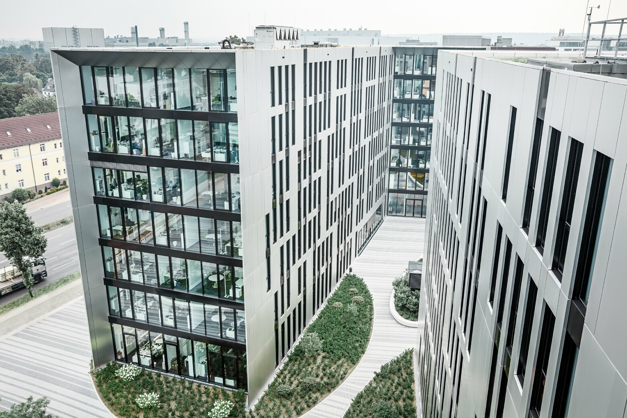Complexe architectural Clara et Robert au centre de Düsseldorf — Façades en aluminium futuristes réalisées avec des panneaux composites PREFA en aluminium brossé.