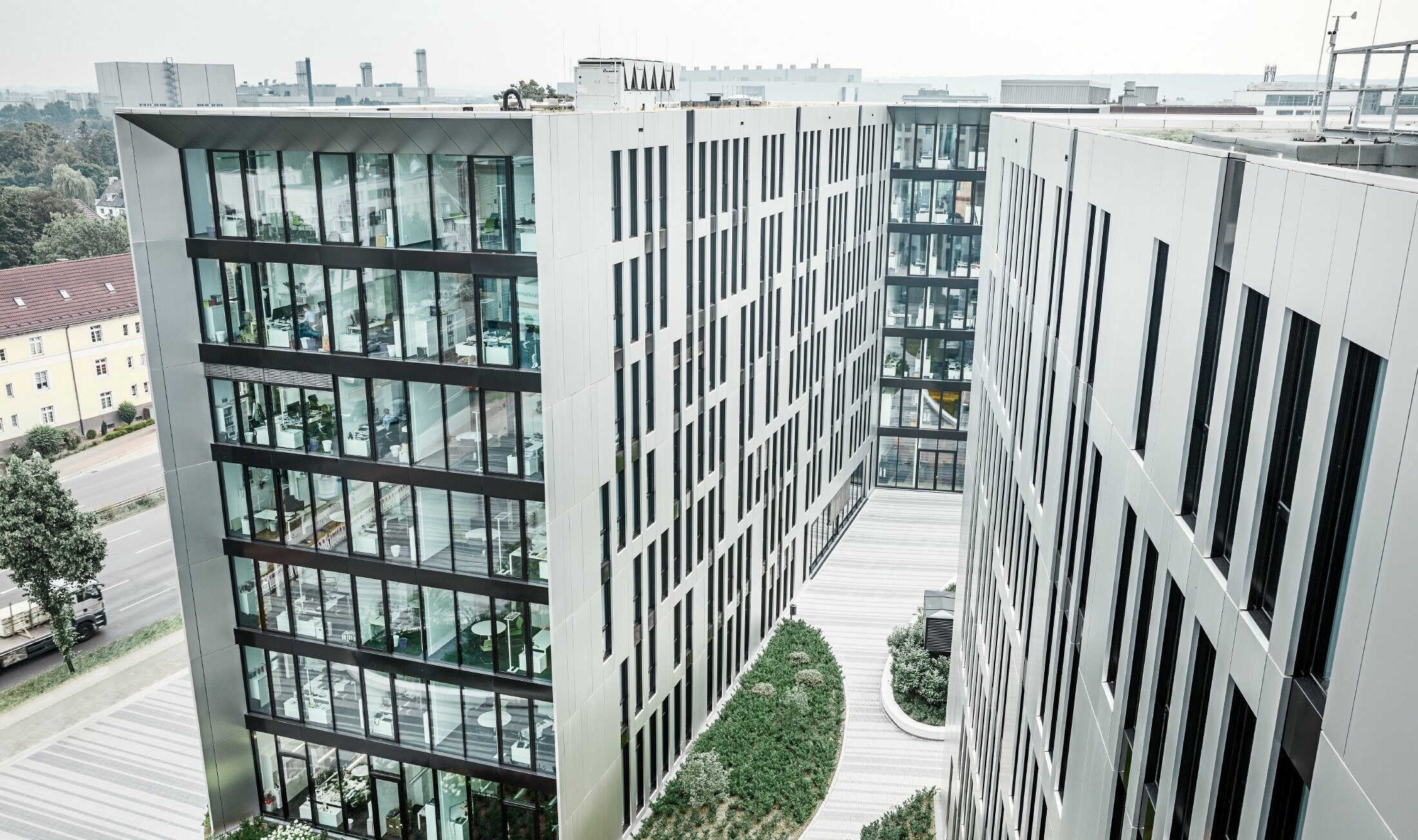 Kantoorgebouw Clara & Robert met futuristische gevel in het centrum van Düsseldorf, bekleed met composietplaten van PREFA in geborsteld aluminium