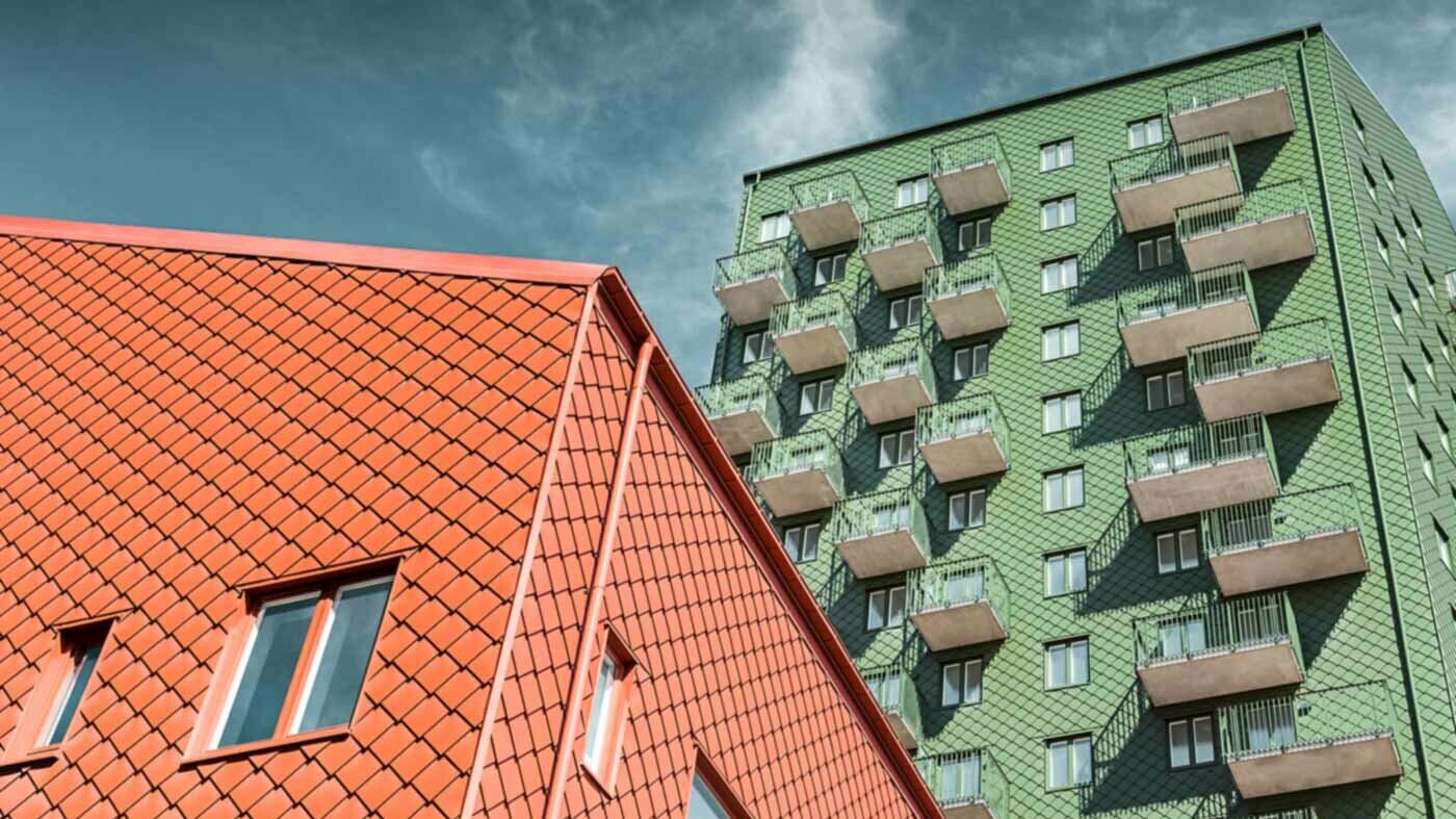 Zweedse woonhuizen met balkons en de PREFA gevellosange in groen en dakpannenrood.