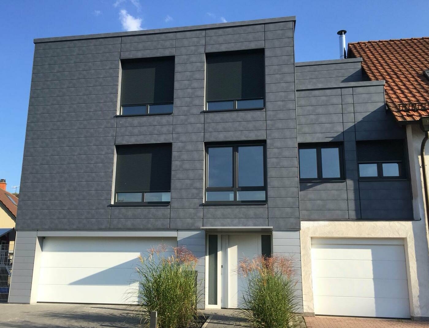 Conception de façade à l’aide de panneaux aluminium, les Sidings couleur gris pierre de PREFA.