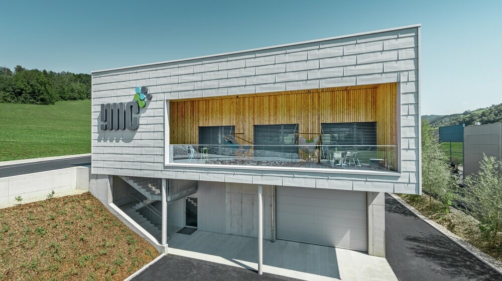 Firmengebäude in Ybbsitz mit Flachdach und vorgehängter Alufassade von PREFA, mit dem Fassadenpaneel FX.12 in Prefaweiß;
