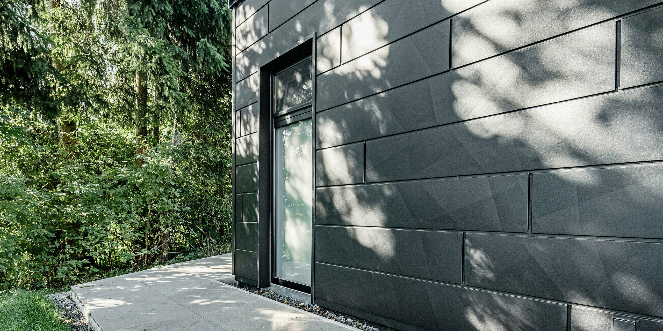 PREFA Aluminiumfassade mit Siding.X in P.10 Anthrazit auf Chalet 5 in St. Martin am Innkreis