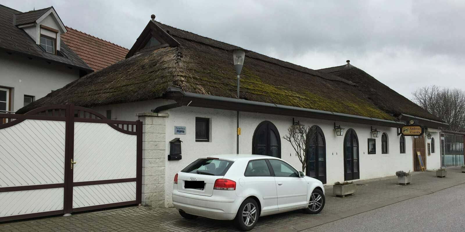 Toit de chaume avant la rénovation de toiture avec couverture imitation tuile PREFA