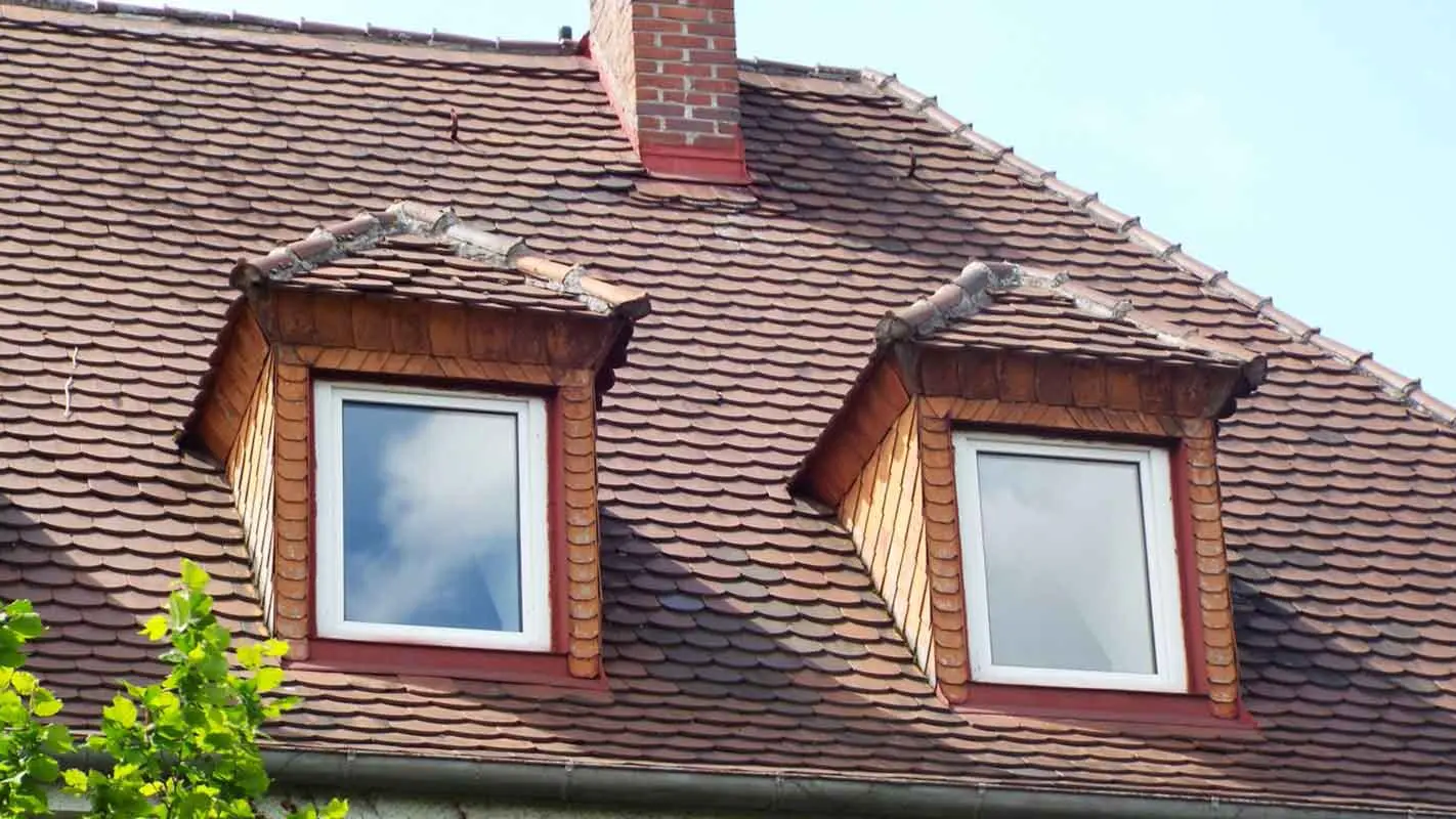 Avant la rénovation de toiture avec lucarnes à croupe, imitation tuile, à l’aide de losanges de toiture PREFA