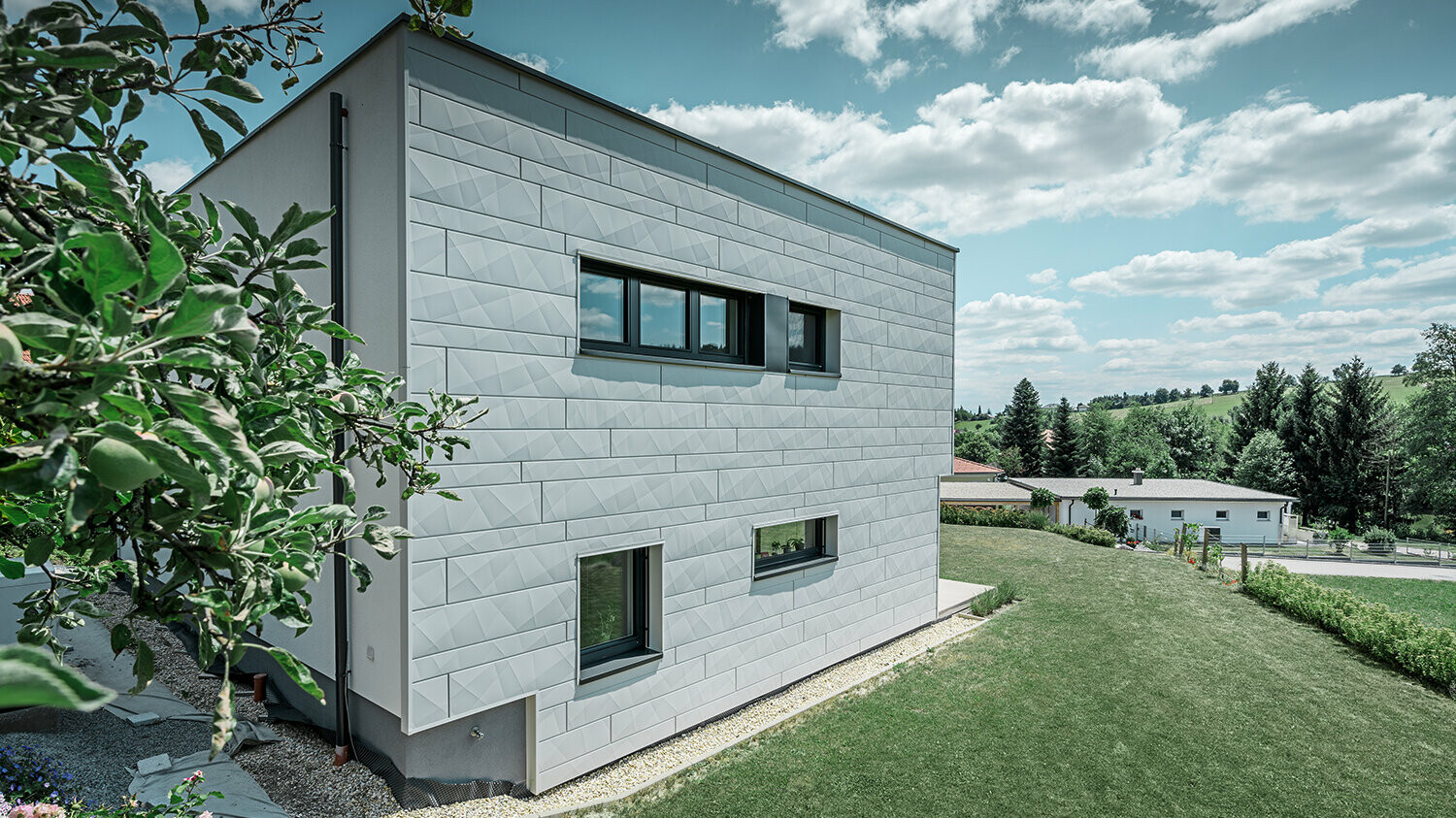 Seitenansicht eines modernen Einfamilienhauses mit Blick auf die Siding.X Fassade.