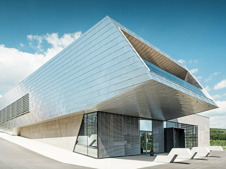 Weinkompetenzzentrum Krems mit PREFALZ Dach- und Fassadenelementen als Tafeldeckung