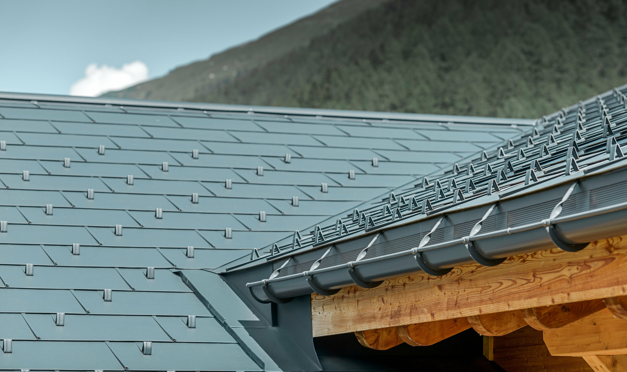 Vue détaillée de la surface de toiture rénovée avec le panneau de toiture FX.12 PREFA couleur anthracite